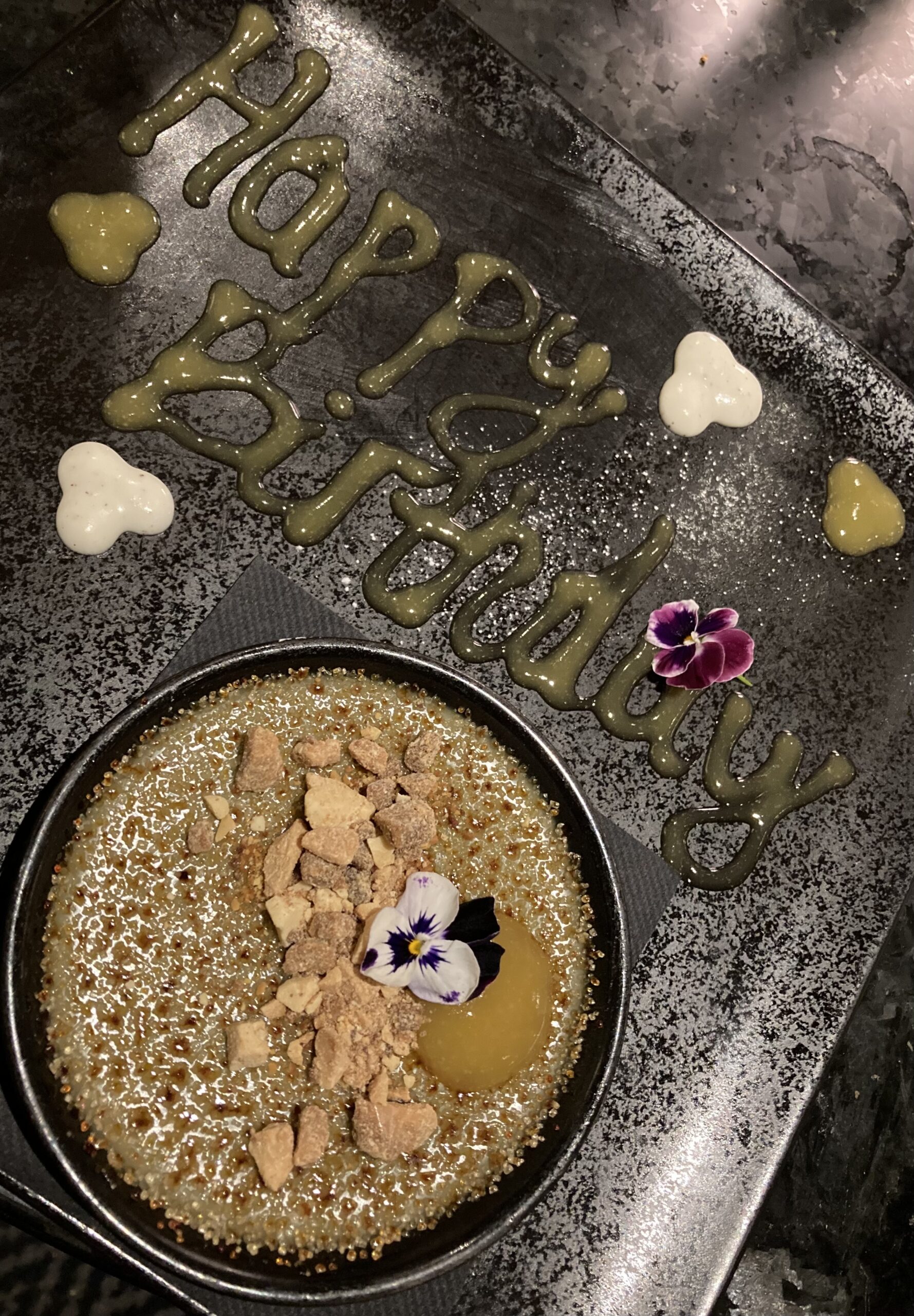 Yksin. Ei hätää, ei se sisältö puutu vaikka yksin elää.